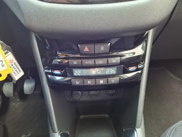 Peugeot 208 view 14