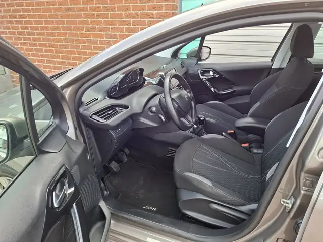 Peugeot 208 view 5