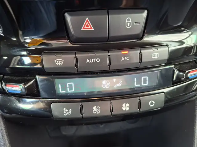Peugeot 208 view 16