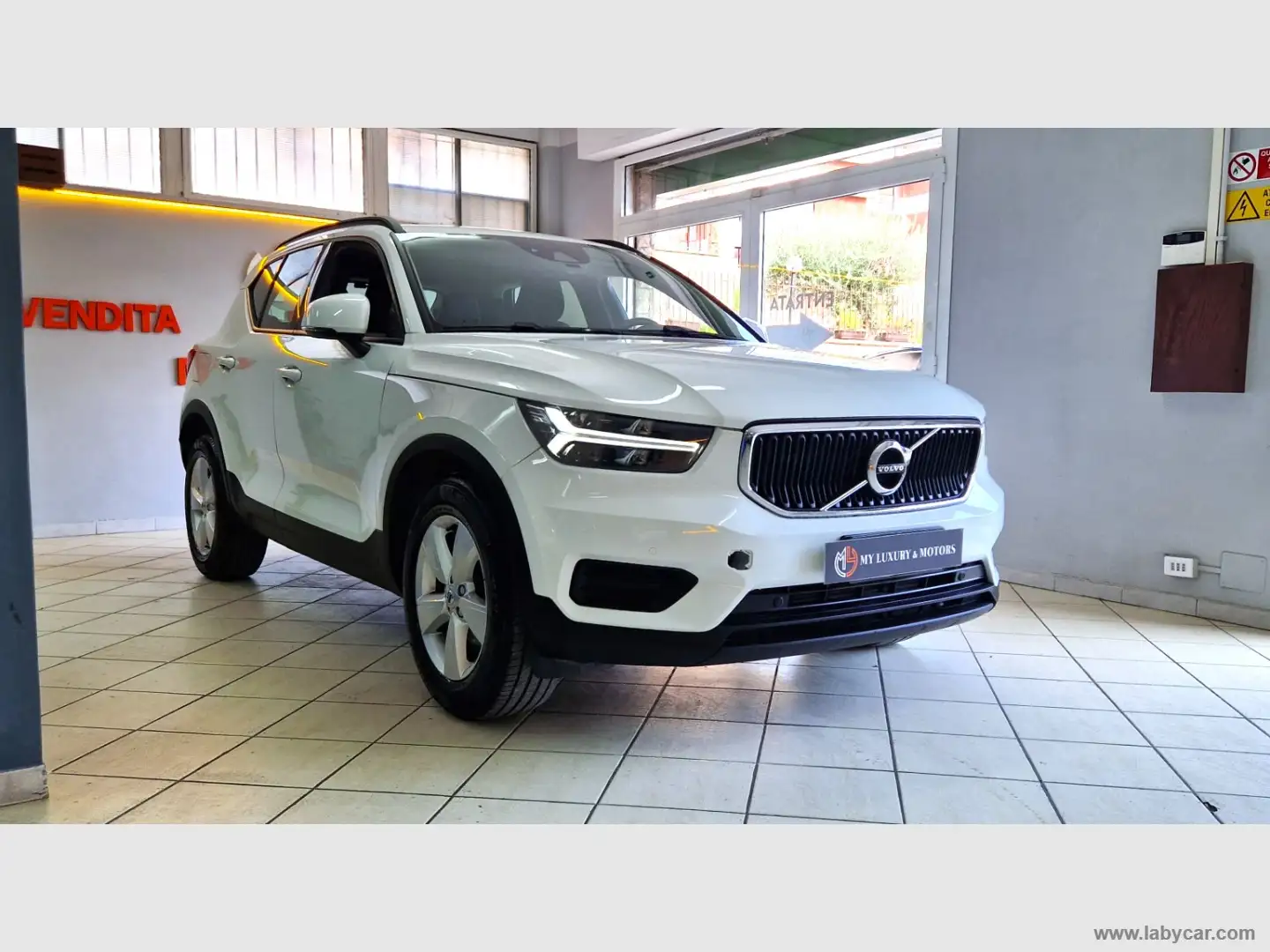 Volvo XC40 T2 Geartronic Momentum Core CERT*UNIPRO Bianco - 1