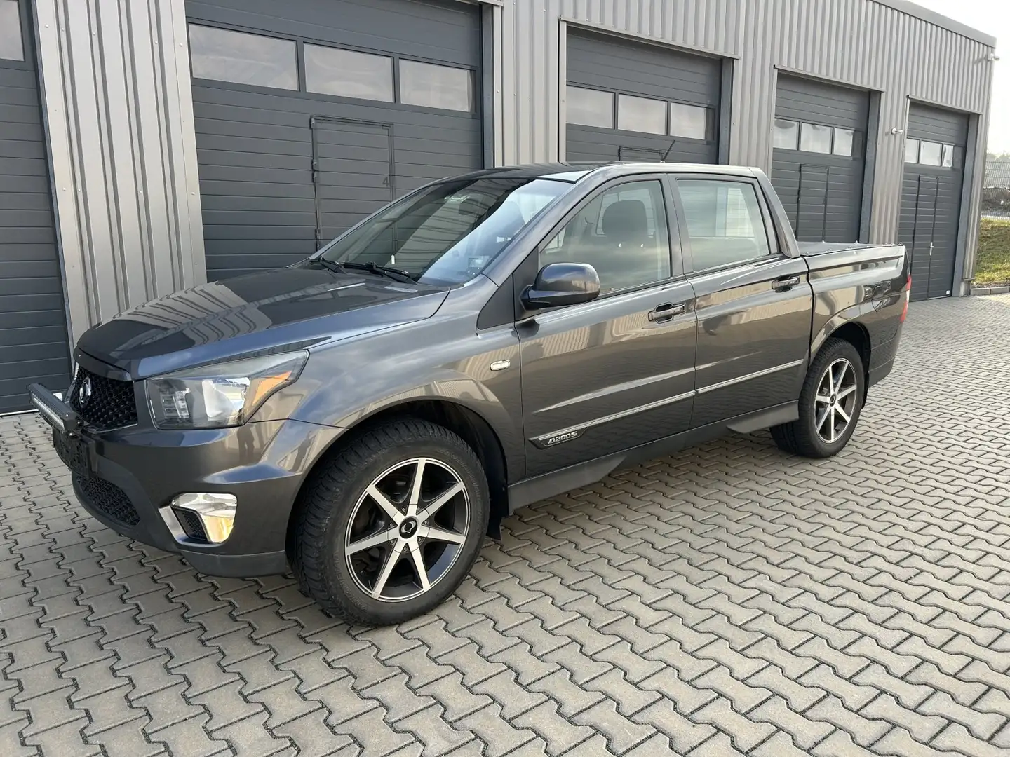 SsangYong Actyon Sports 2.0D  4WD Automatik Quartz Hunter Grau - 1