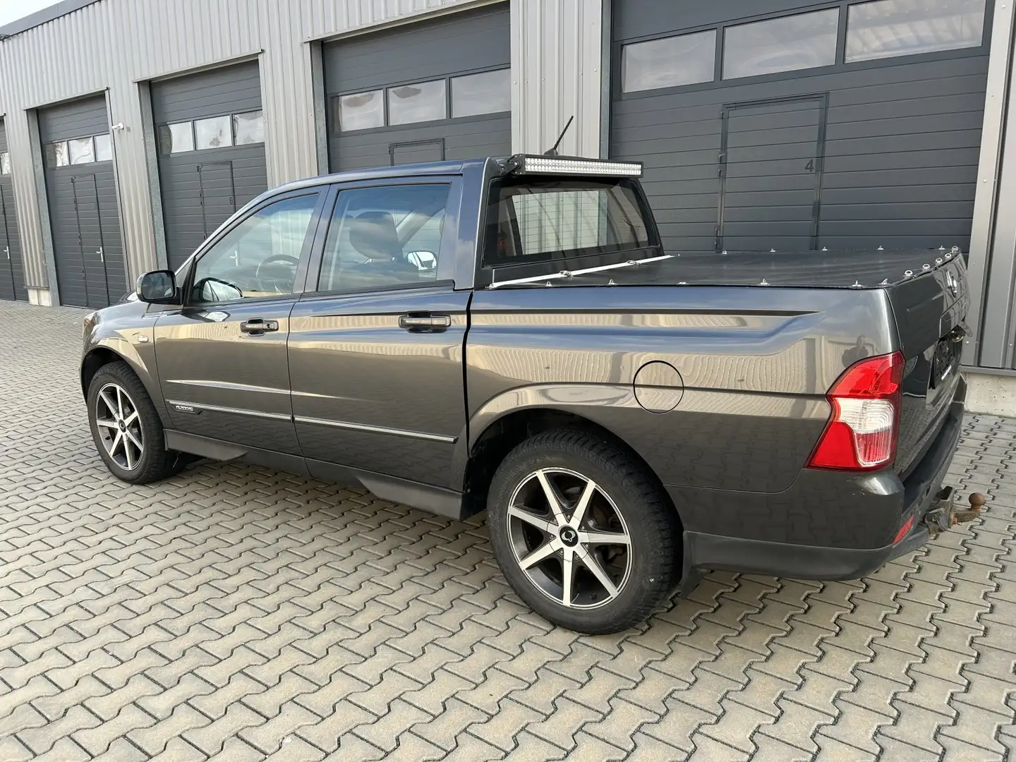 SsangYong Actyon Sports 2.0D  4WD Automatik Quartz Hunter Grau - 2