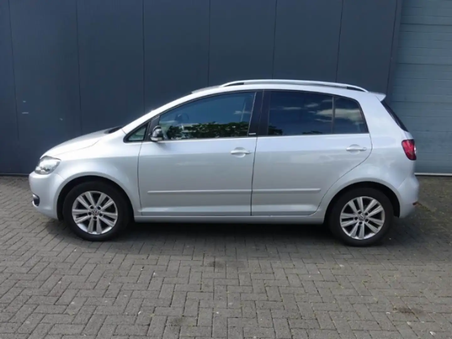 Volkswagen Golf Plus 1.2 TSI BMT STYLE+EINPARKHILFE+KLIMAAUTOMATIK Срібний - 2