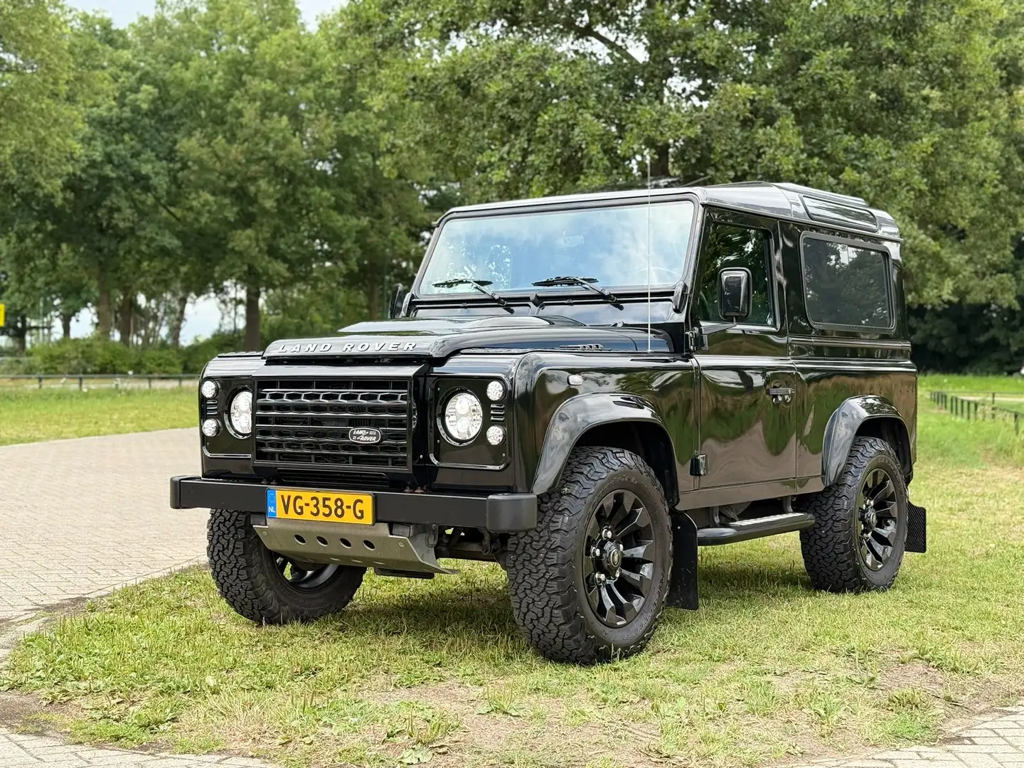 Land Rover Defender Defender 2.2 D SW 90" XTech Zwart - 1