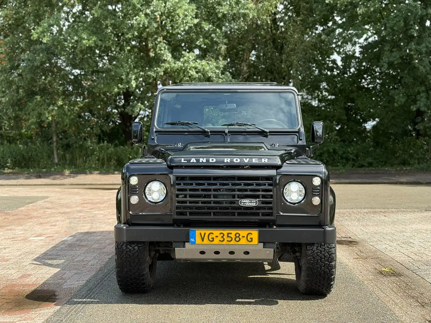 Land Rover Defender Defender 2.2 D SW 90" XTech Zwart - 2
