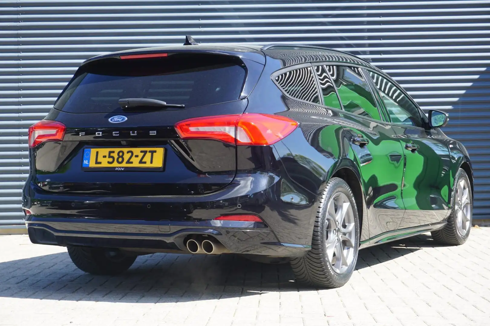 Ford Focus Wagon 1.0 EcoBoost 125pk AUT Titanium X Business | Zwart - 2