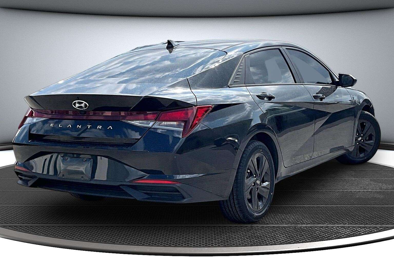 2022 Hyundai Elantra Preferre - BRAND NEW TIRES & BRAKES | HEATED SEATS — снимка 1