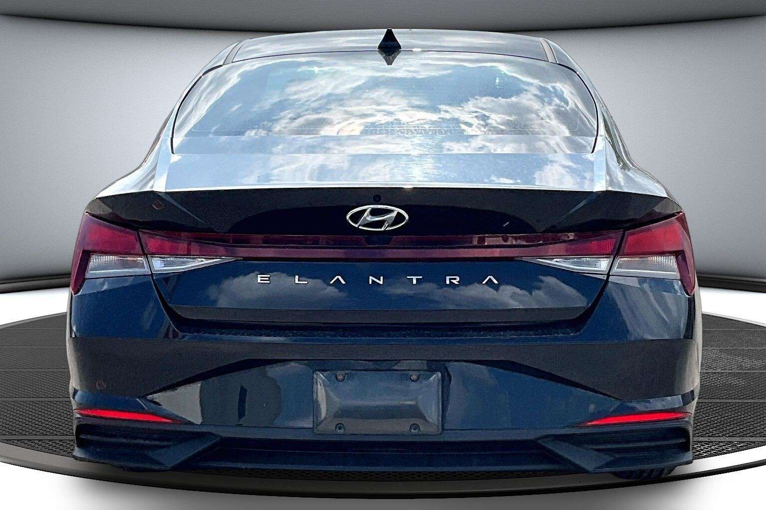 2022 Hyundai Elantra Preferre - BRAND NEW TIRES & BRAKES | HEATED SEATS — снимка 1