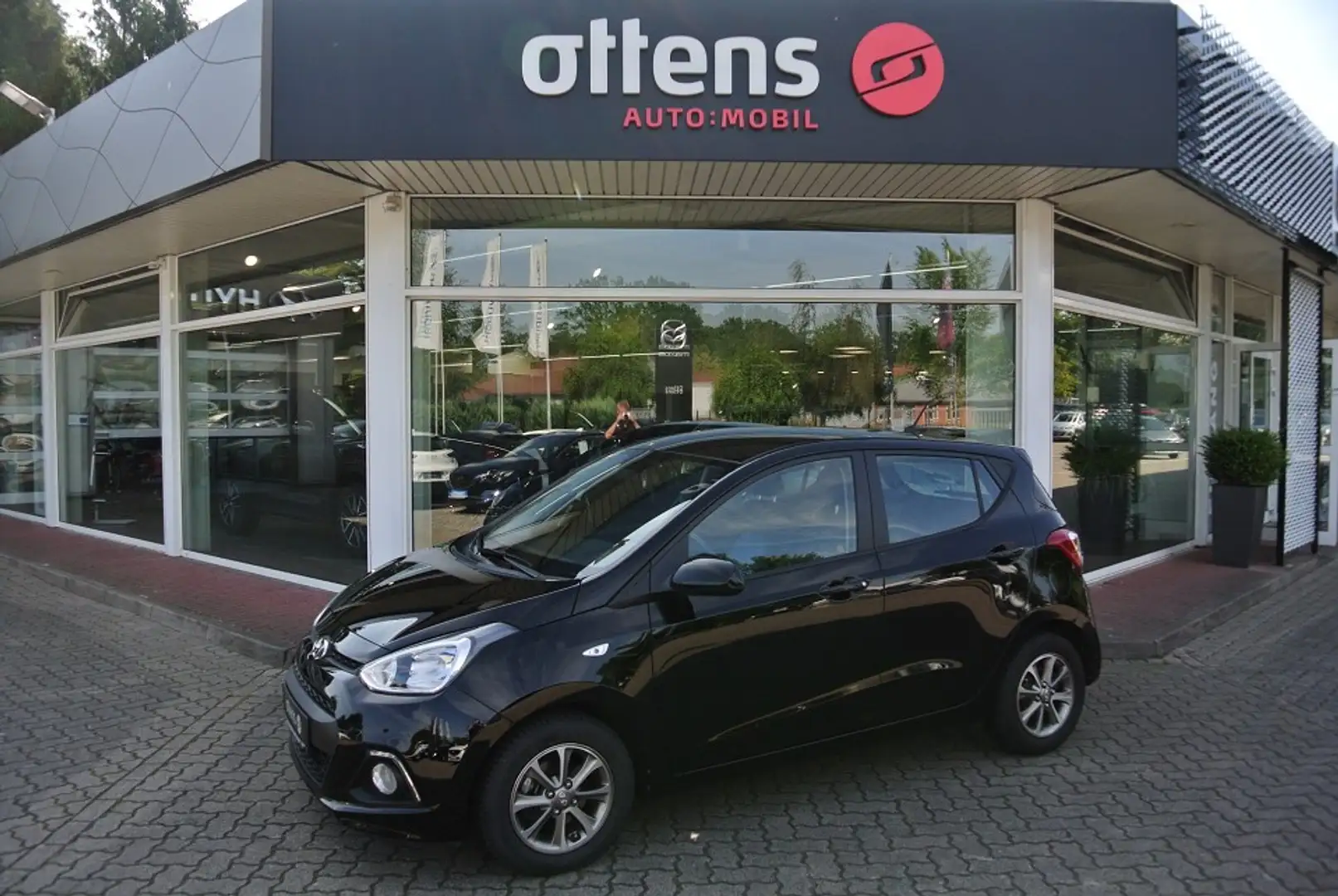 Hyundai i10 1.0i YES Silberp., USB, SH, beh. Lenkrad Schwarz - 1