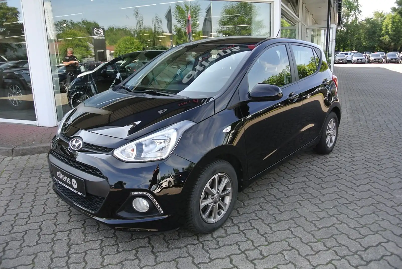 Hyundai i10 1.0i YES Silberp., USB, SH, beh. Lenkrad Schwarz - 2