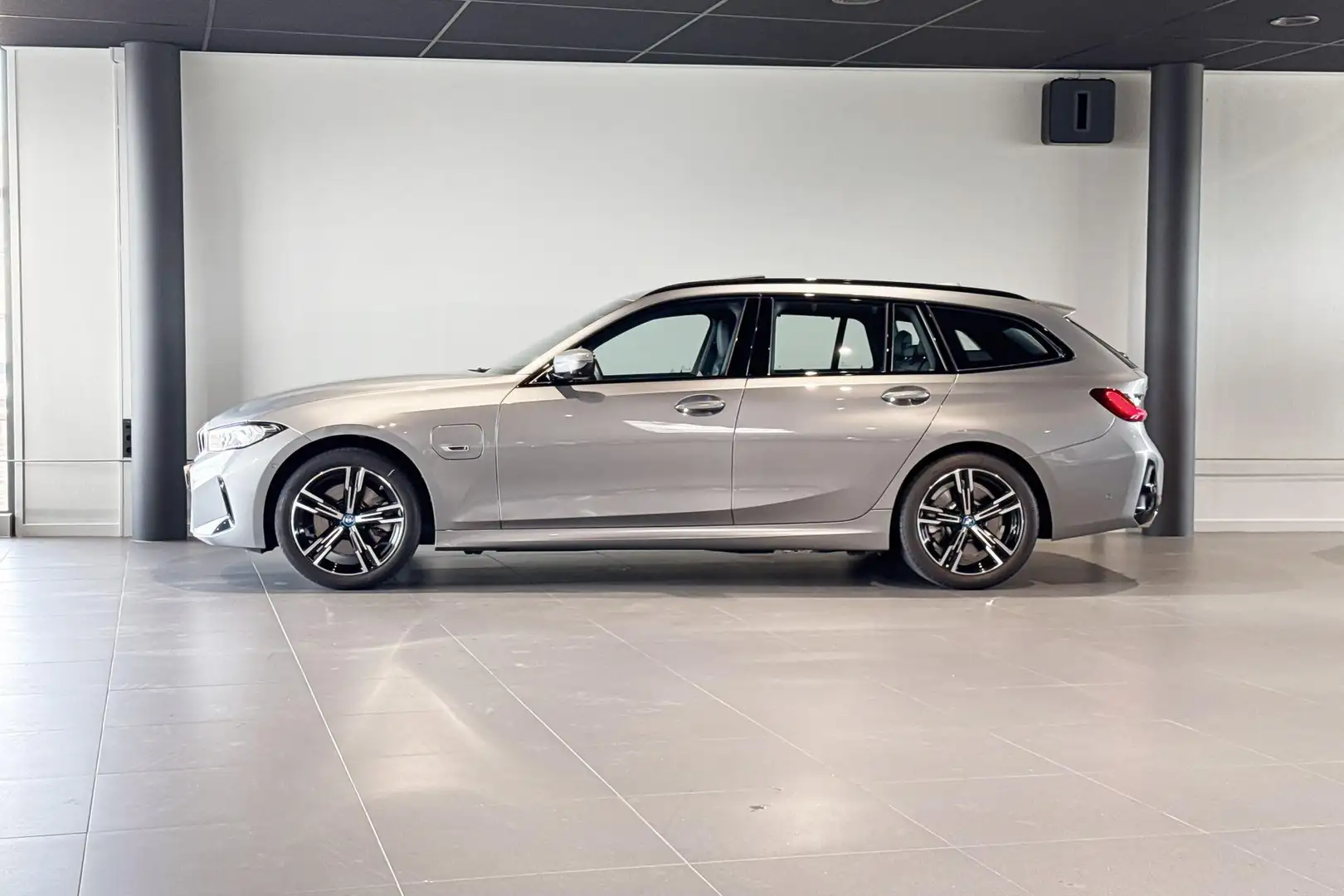 BMW 330 3 Serie Touring 330e xDrive | M Sport | Harman Kar Grijs - 2