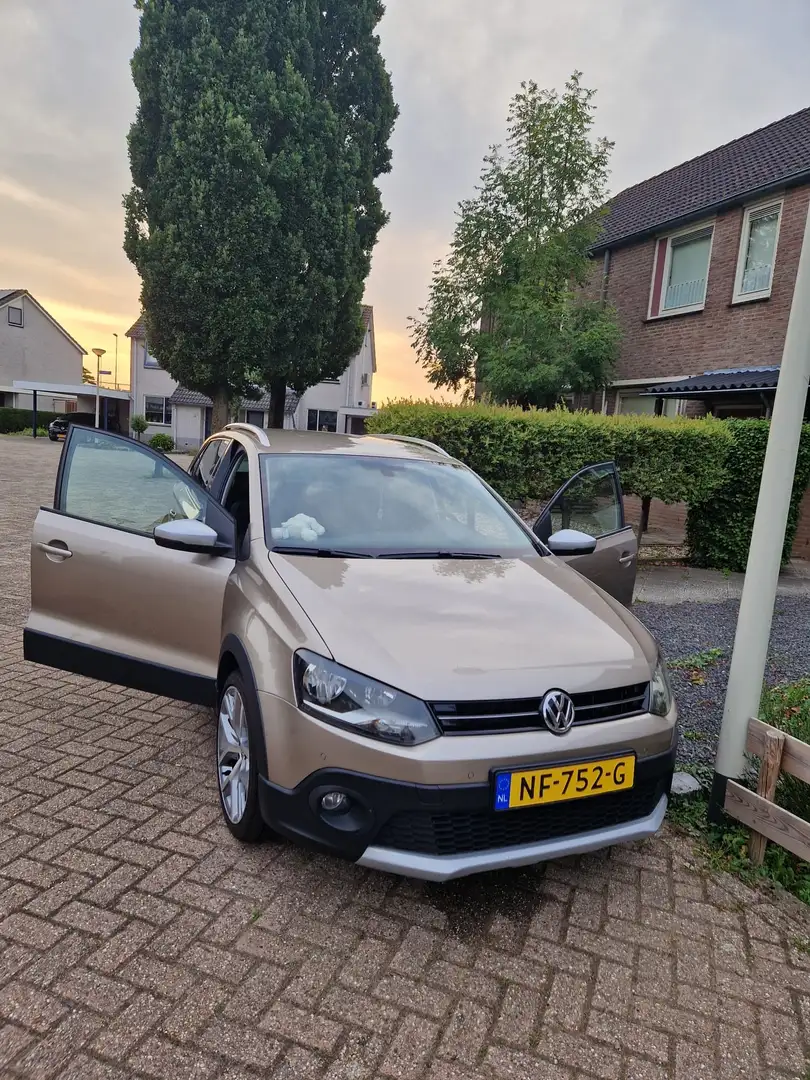 Volkswagen Polo 1.2 TSI Cross Zlatá - 1