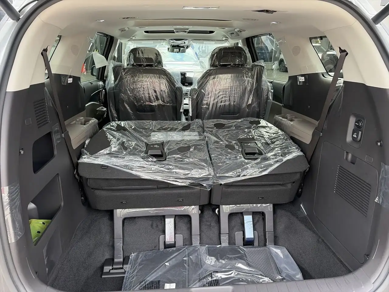 Kia Carnival снимка Kia Carnival