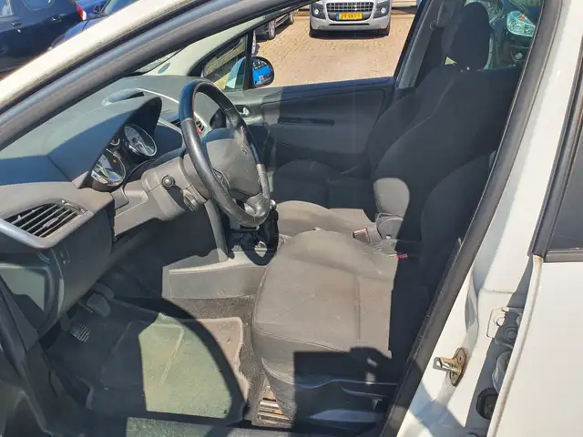 Peugeot 207 view 5