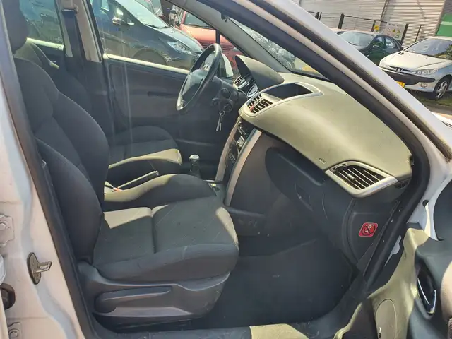 Peugeot 207 view 12