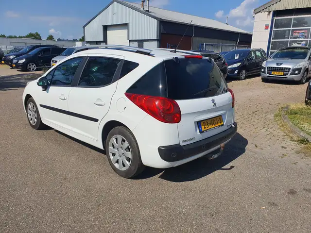 Peugeot 207 view 3