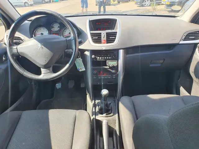 Peugeot 207 view 6