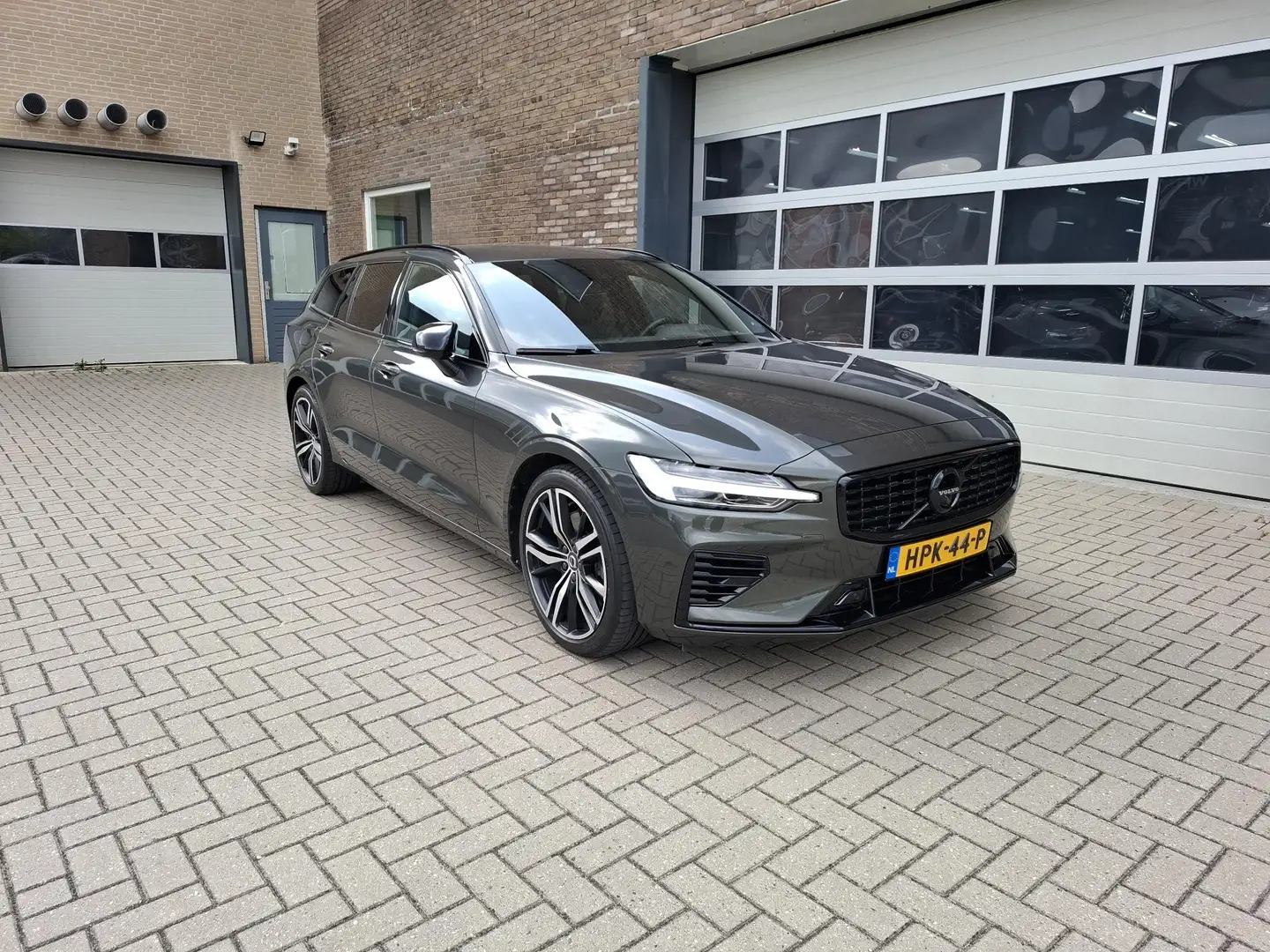 Volvo V60 2.0 T8 Twin Engine AWD R-Design 390PK Trekhaak Grijs - 2