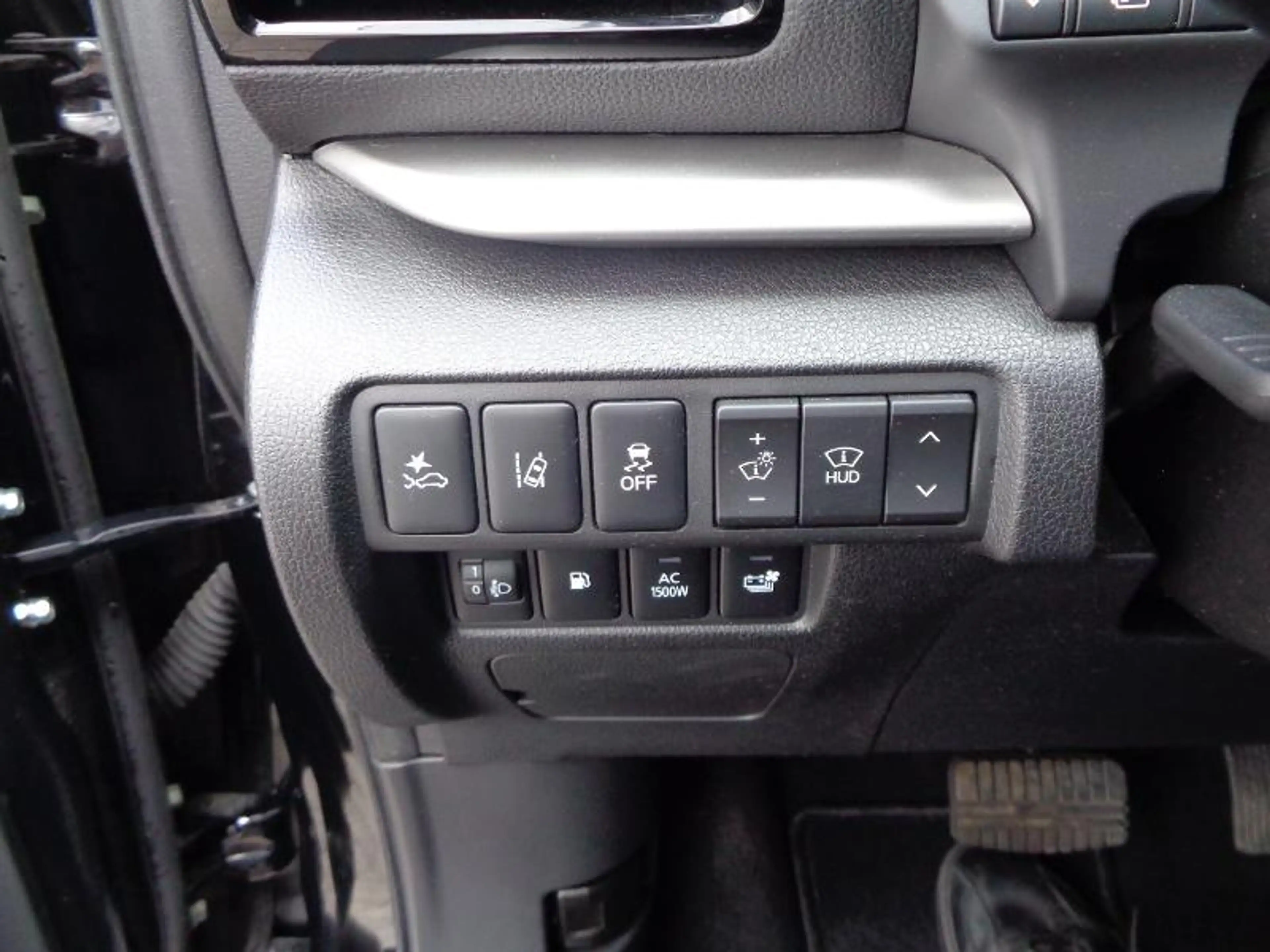 Mitsubishi Eclipse Cross Plug-in-Hybrid TOP Panoramadach — photo 12
