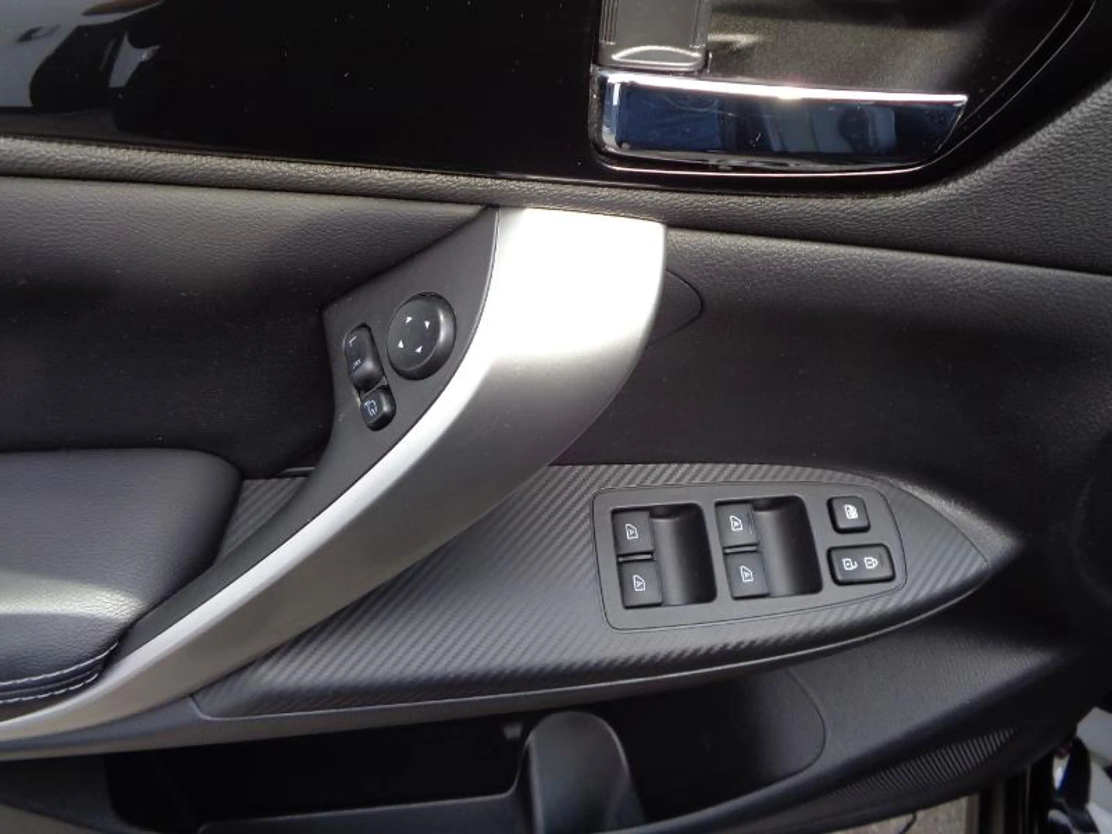 Mitsubishi Eclipse Cross Plug-in-Hybrid TOP Panoramadach — photo 11