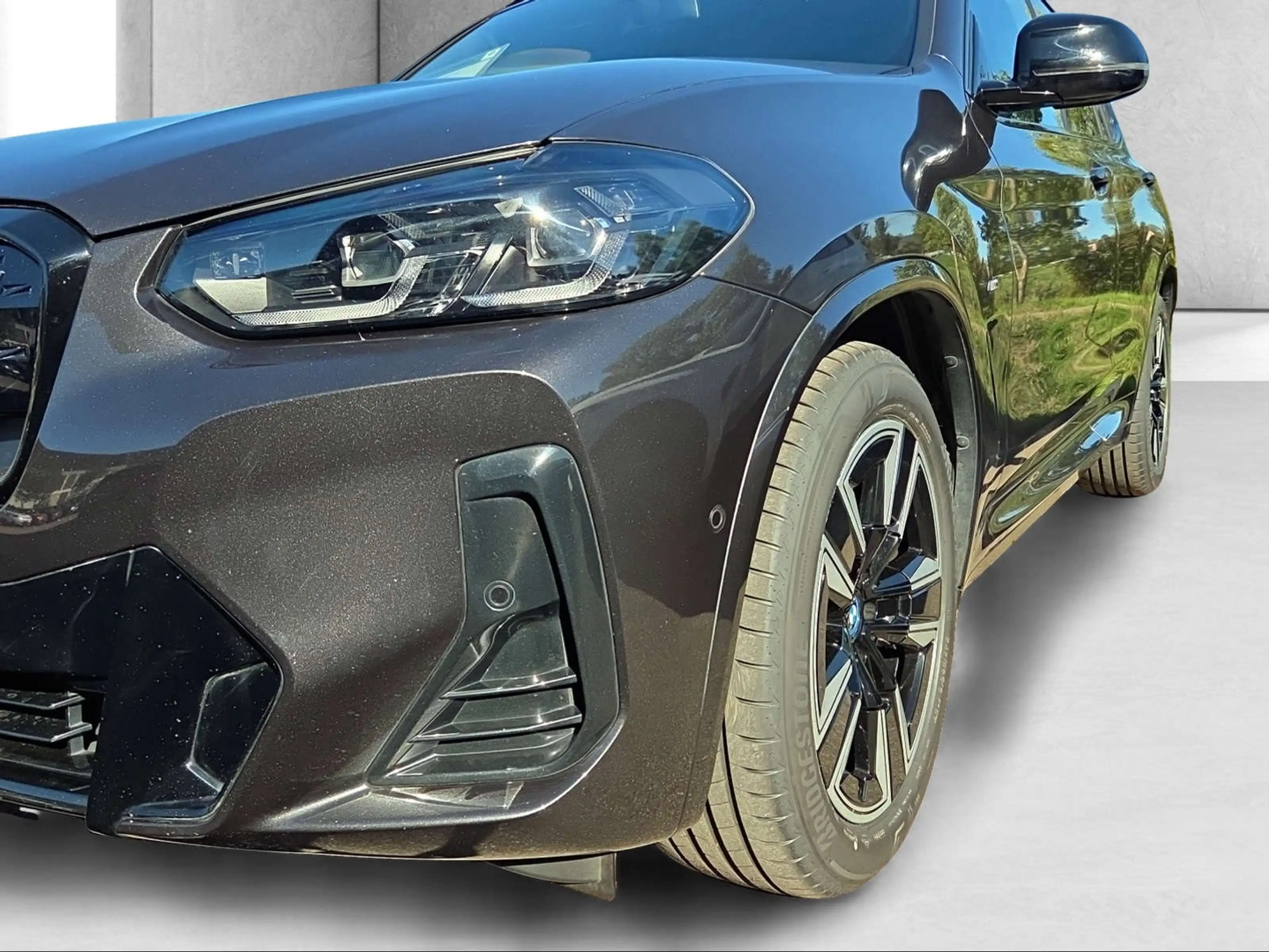 BMW iX3 Inspiring M Shadow Line — photo 11