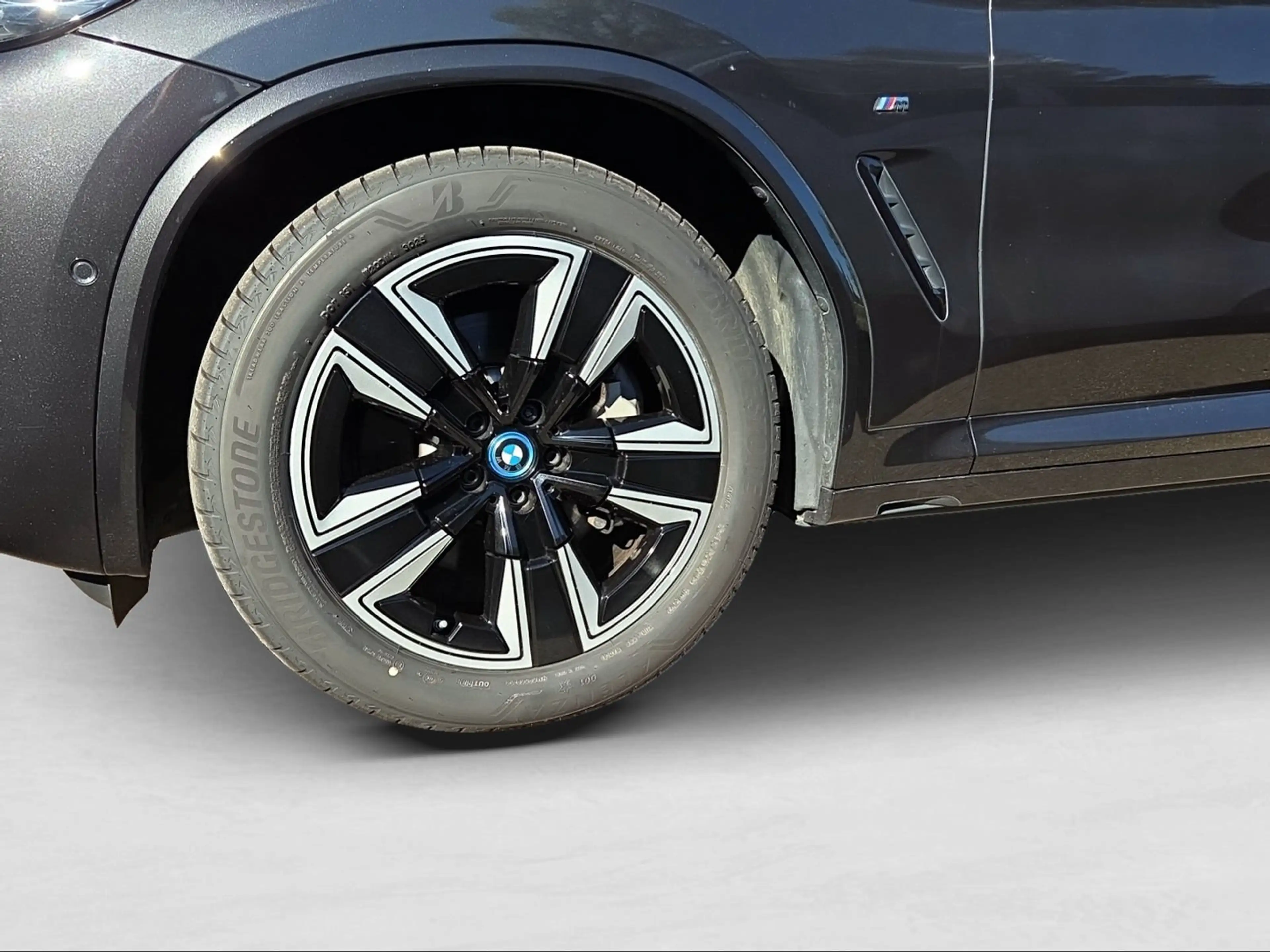 BMW iX3 Inspiring M Shadow Line — photo 13