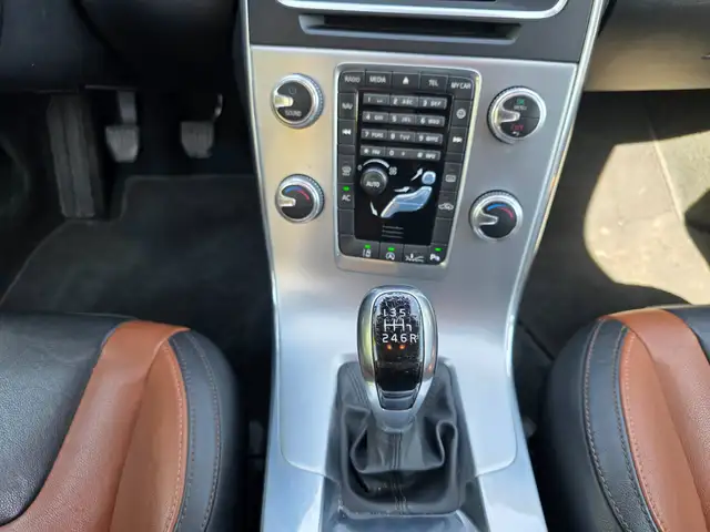 Volvo V60 Cross Country view 11