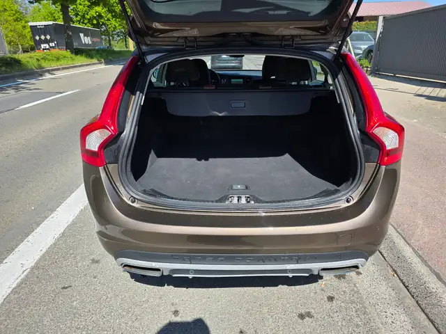 Volvo V60 Cross Country view 9
