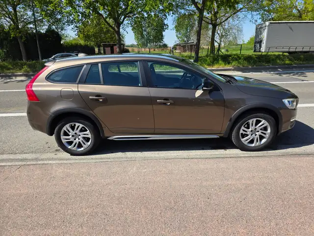 Volvo V60 Cross Country view 8