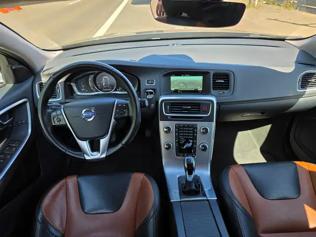 Volvo V60 Cross Country view 10
