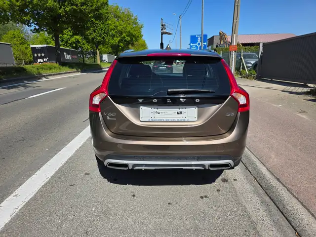 Volvo V60 Cross Country view 6