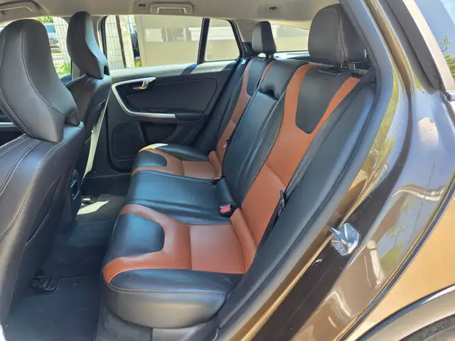 Volvo V60 Cross Country view 13