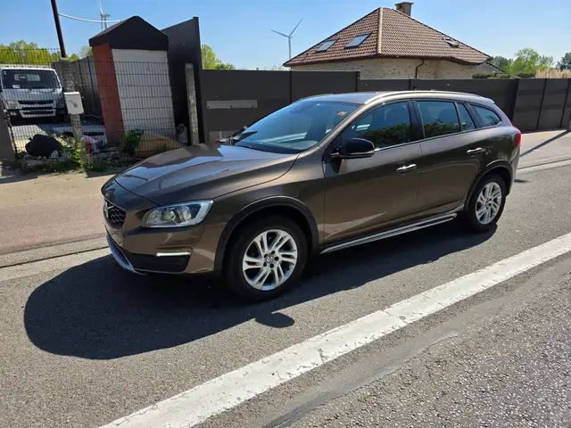 Volvo V60 Cross Country view 3