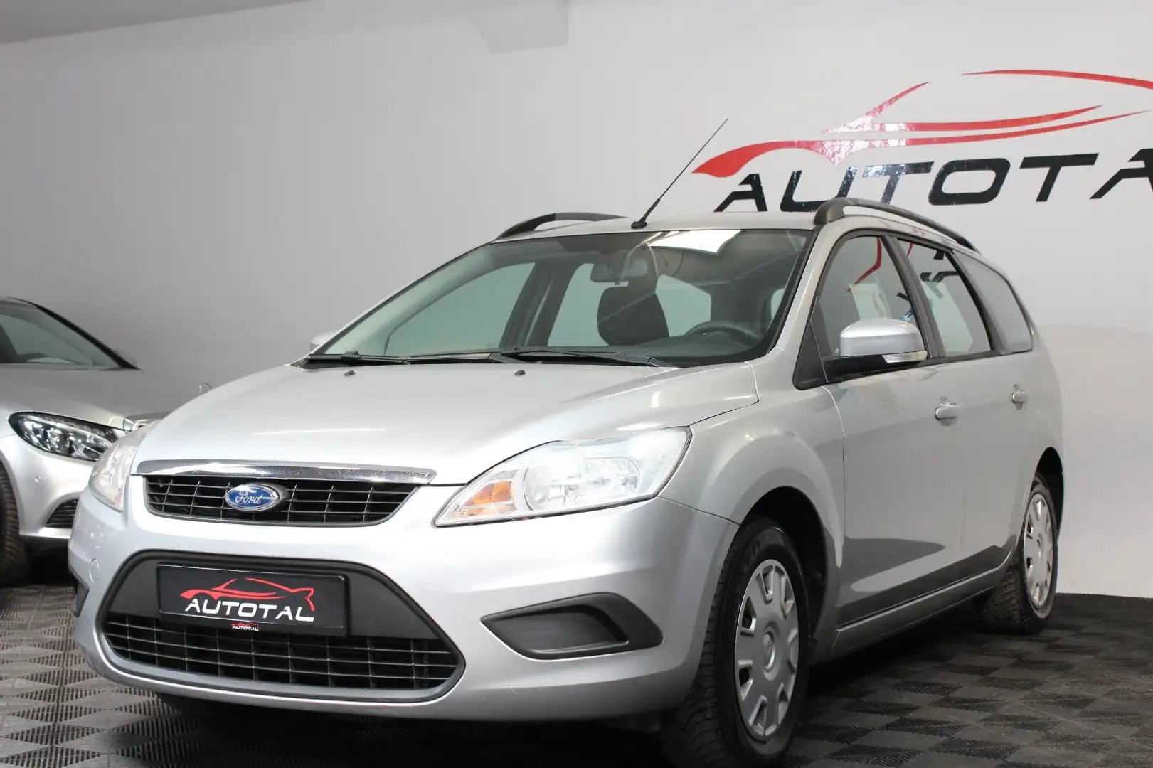 Ford Focus Turnier Style*1.6 TDCI*Navi*PDC*Bluetooth Silber - 1