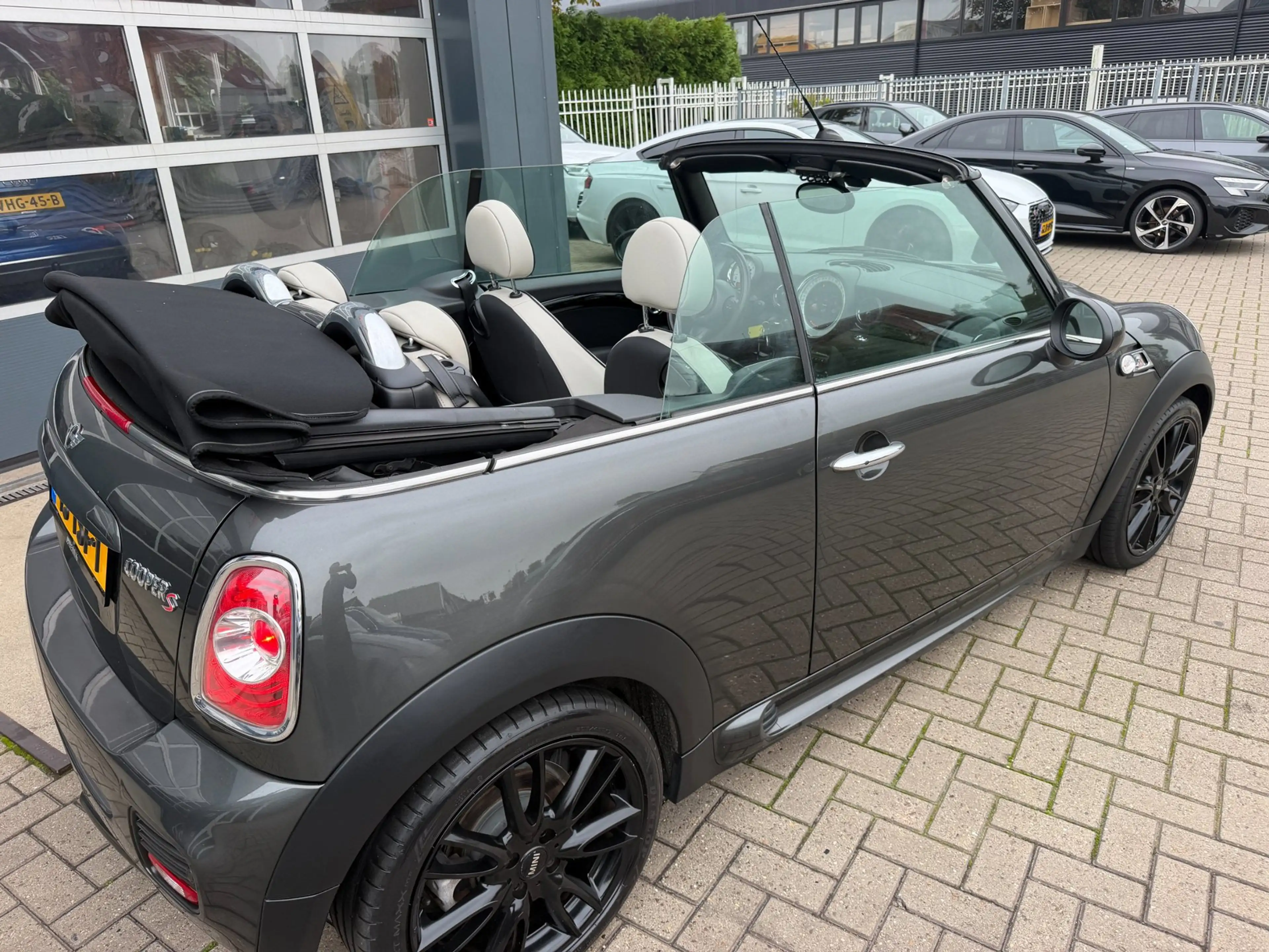 MINI Cooper S Cabrio 1.6 Chili Works / Harman & Kardon / Leder / Cruise — photo 41