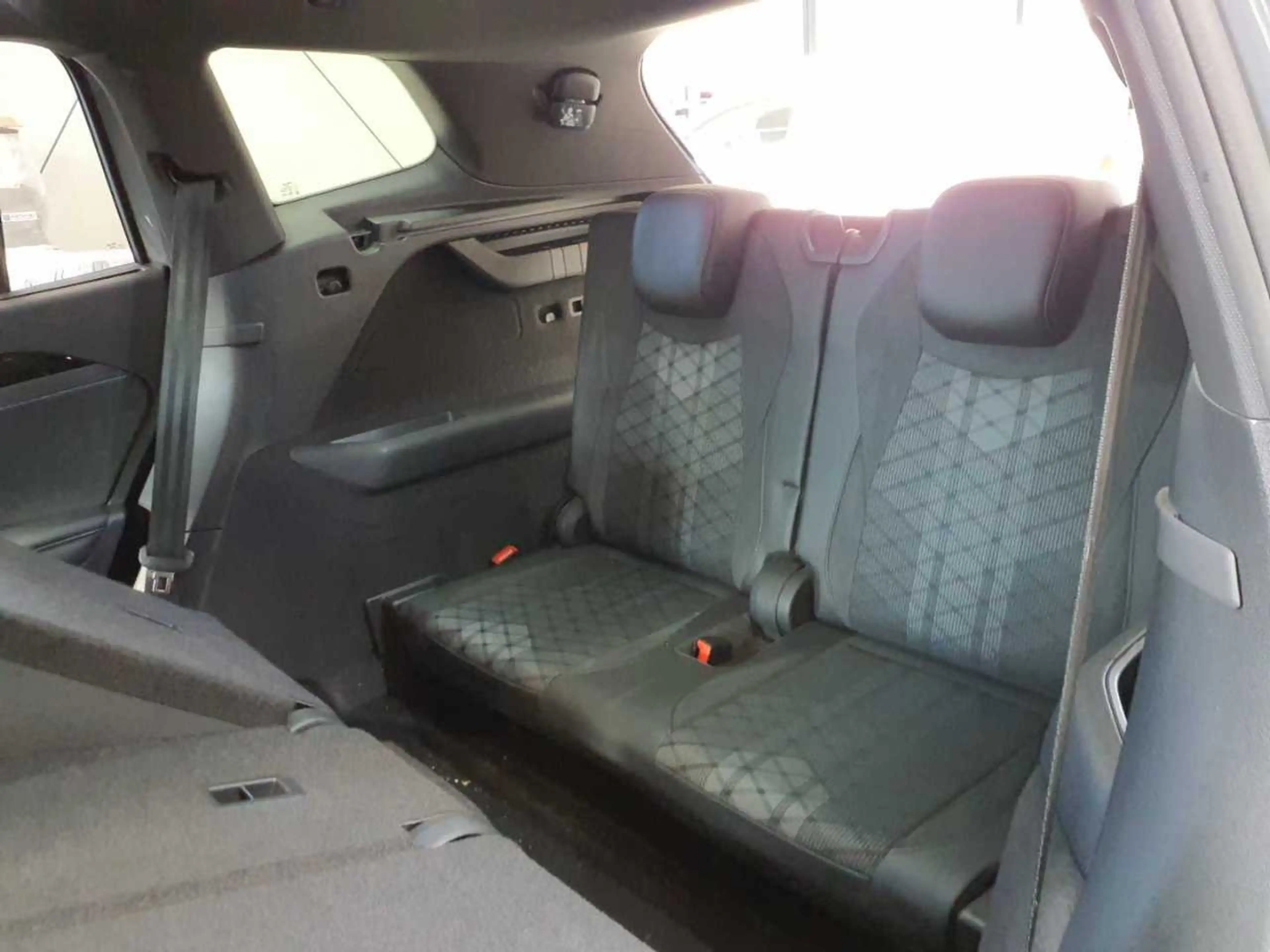 Volkswagen Tayron R-Line 2.0TDI DSG 4M +7-SITZE+AHK+PANO+ — photo 6