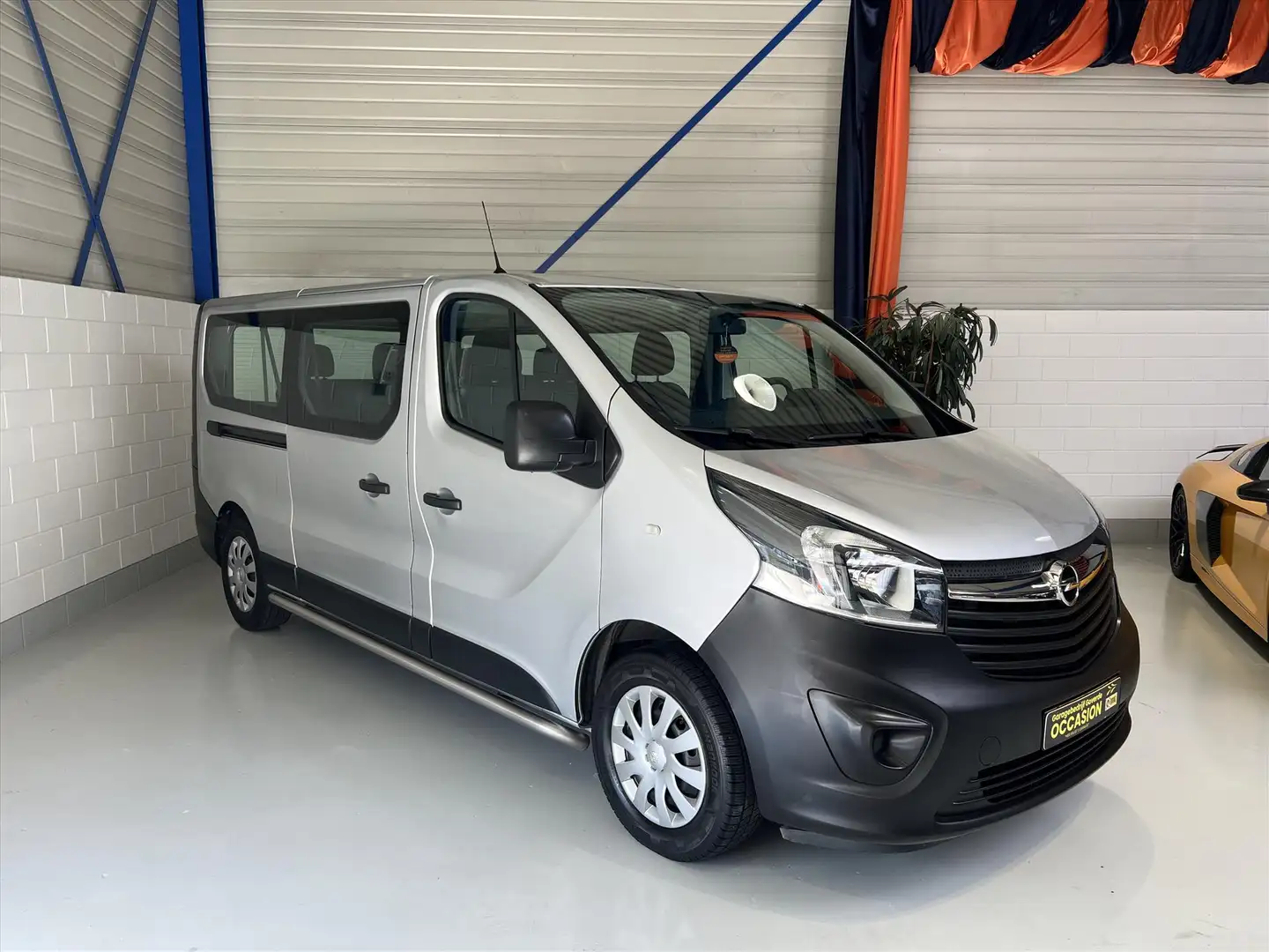 Opel Vivaro Combi 120pk L2H1 9pers, Navi, Trekhaak Grijs - 1