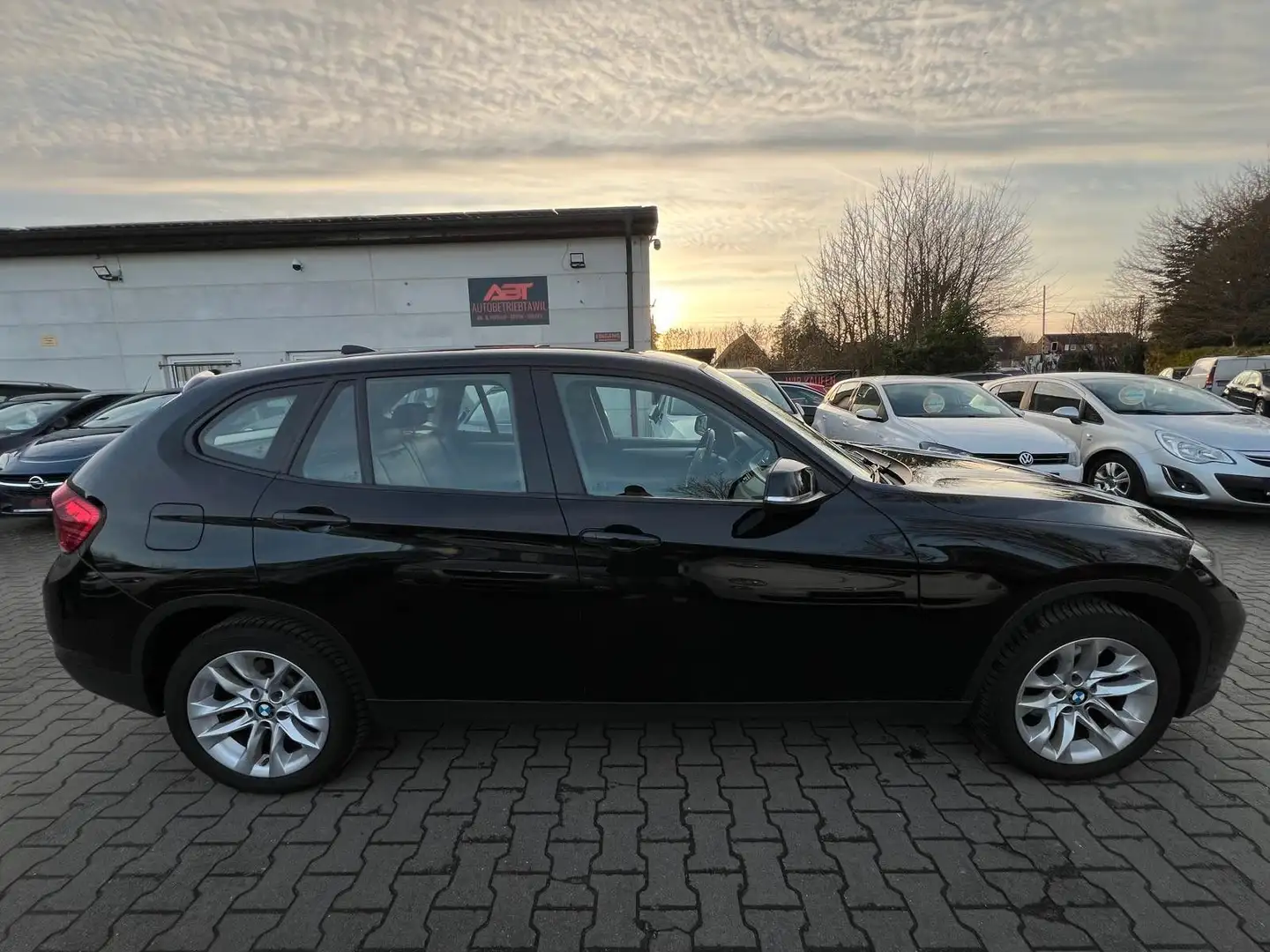 BMW X1 sDrive16D, Automatik, Navi, PDC, Pano, Leder Negro - 2