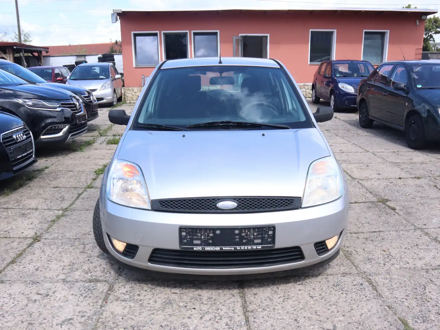 Ford Fiesta Trend Plateado - 2