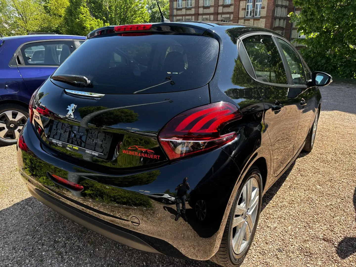 Peugeot 208 PureTech 110 Stop & Start Signature Schwarz - 2