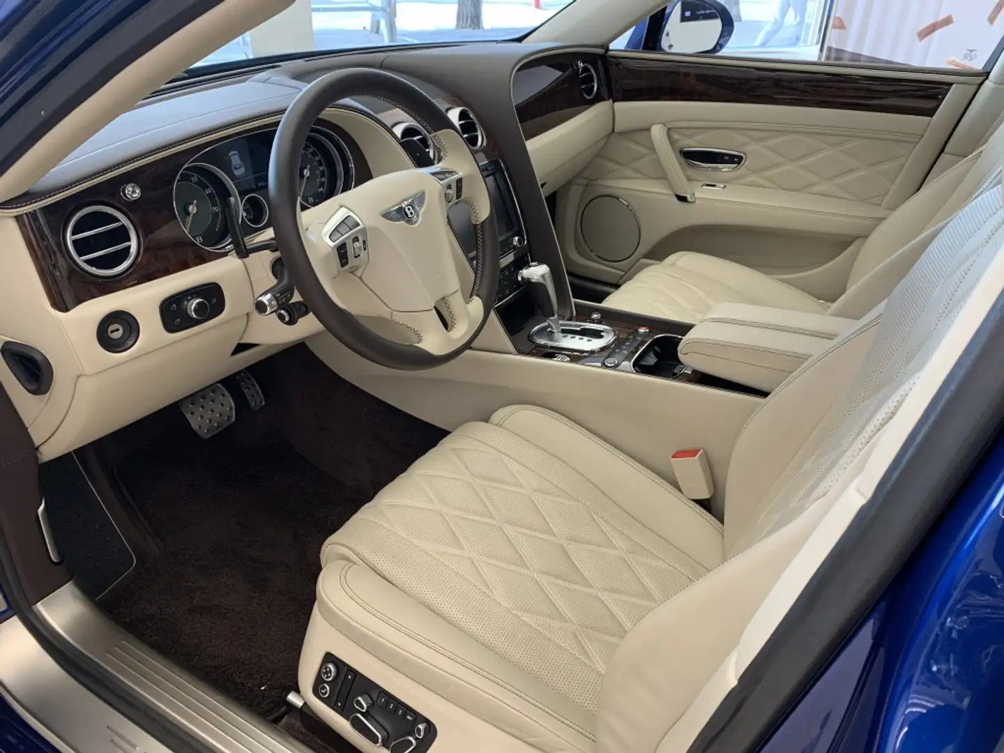 Bentley Flying Spur V8 Mulliner Modrá - 2