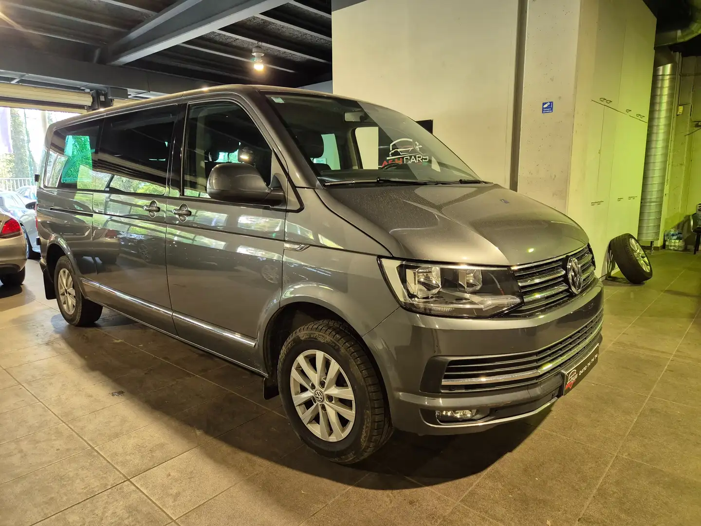 Volkswagen T6 Transporter 2.0 TDi SCR BMT DSG Gris - 1