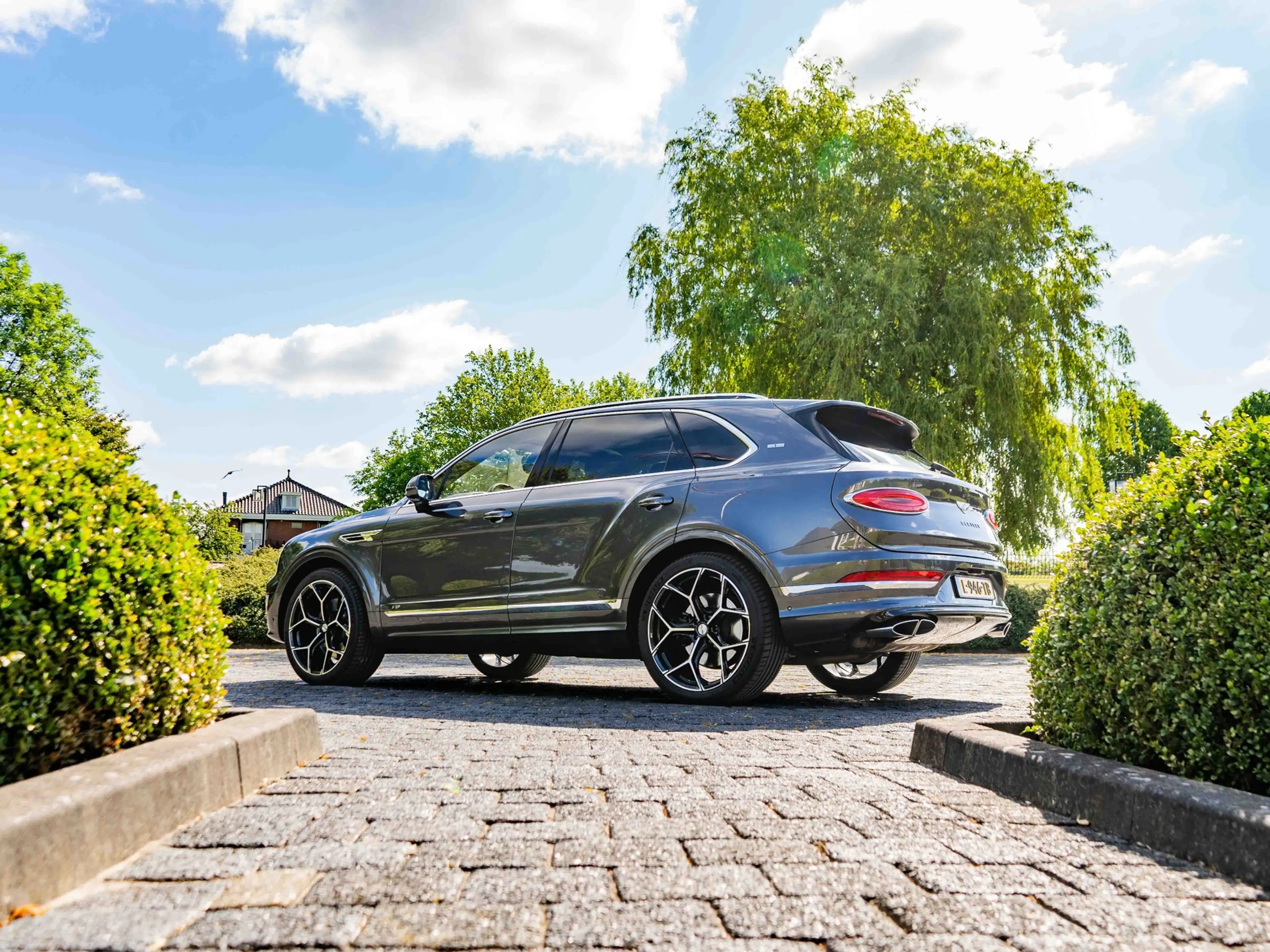 Bentley Bentayga 4.0 V8 — photo 2