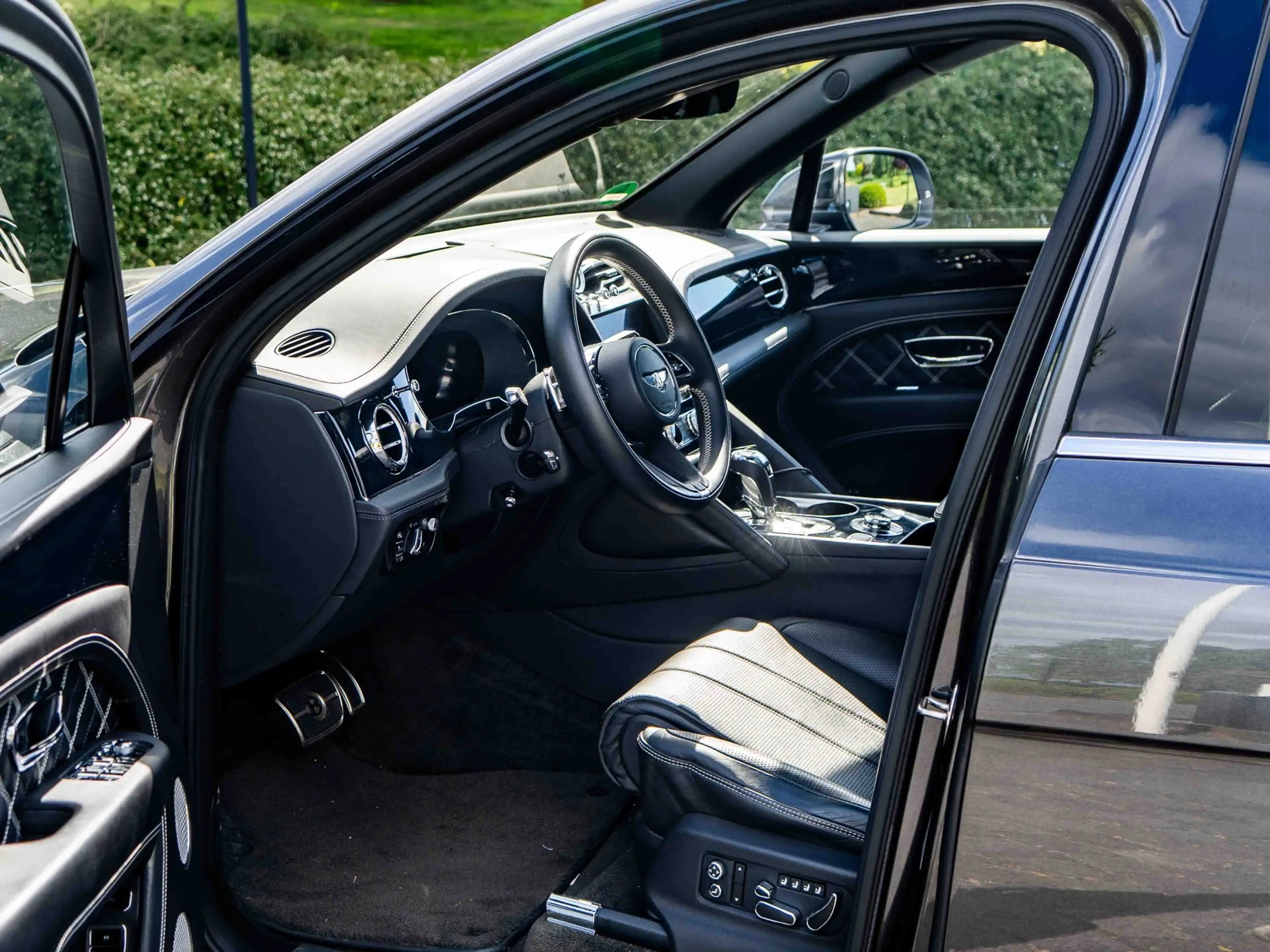 Bentley Bentayga 4.0 V8 — photo 15
