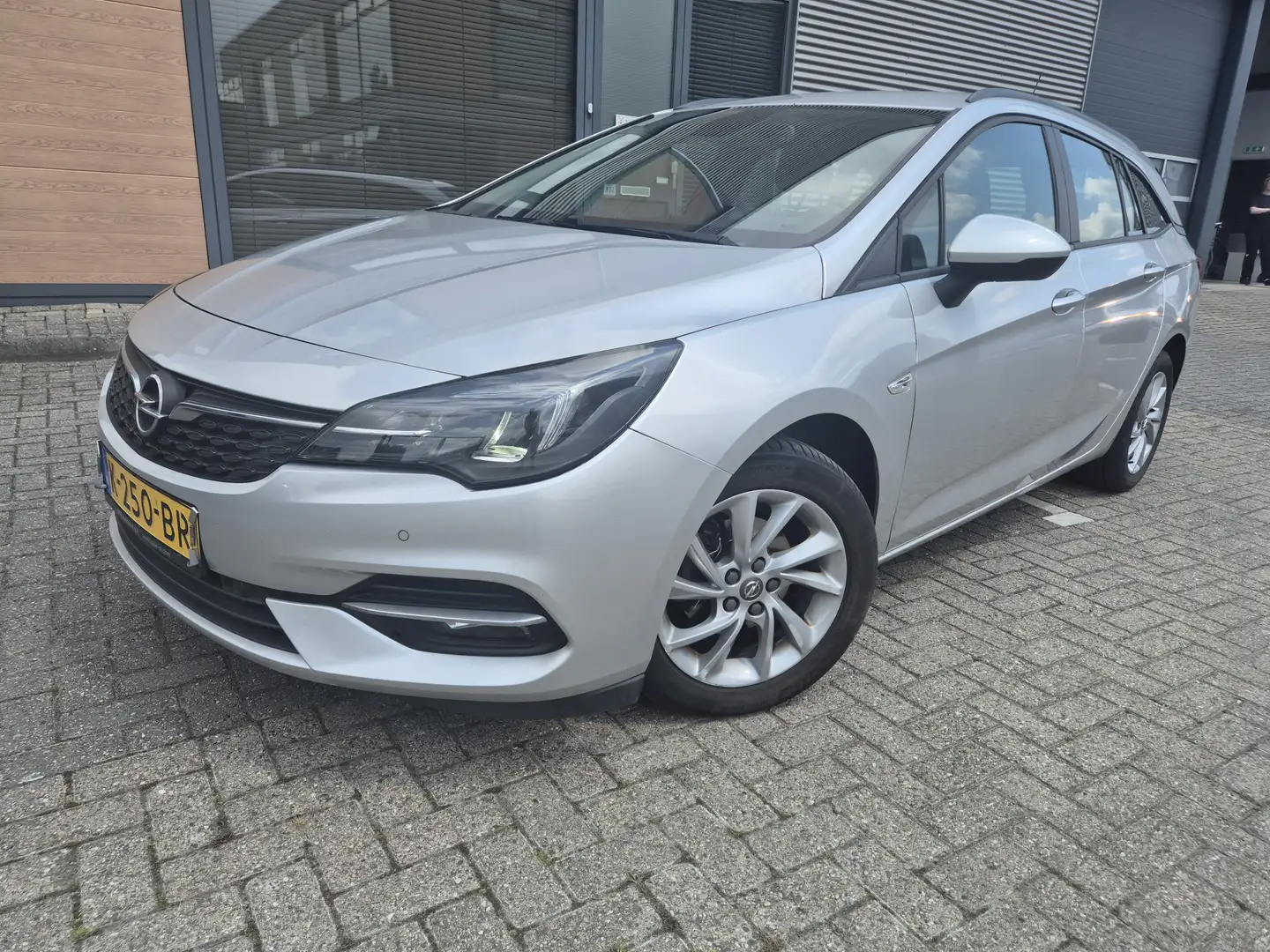 Opel Astra Sports Tourer 1.2 Business Executive 110.000km INC Zilver - 1