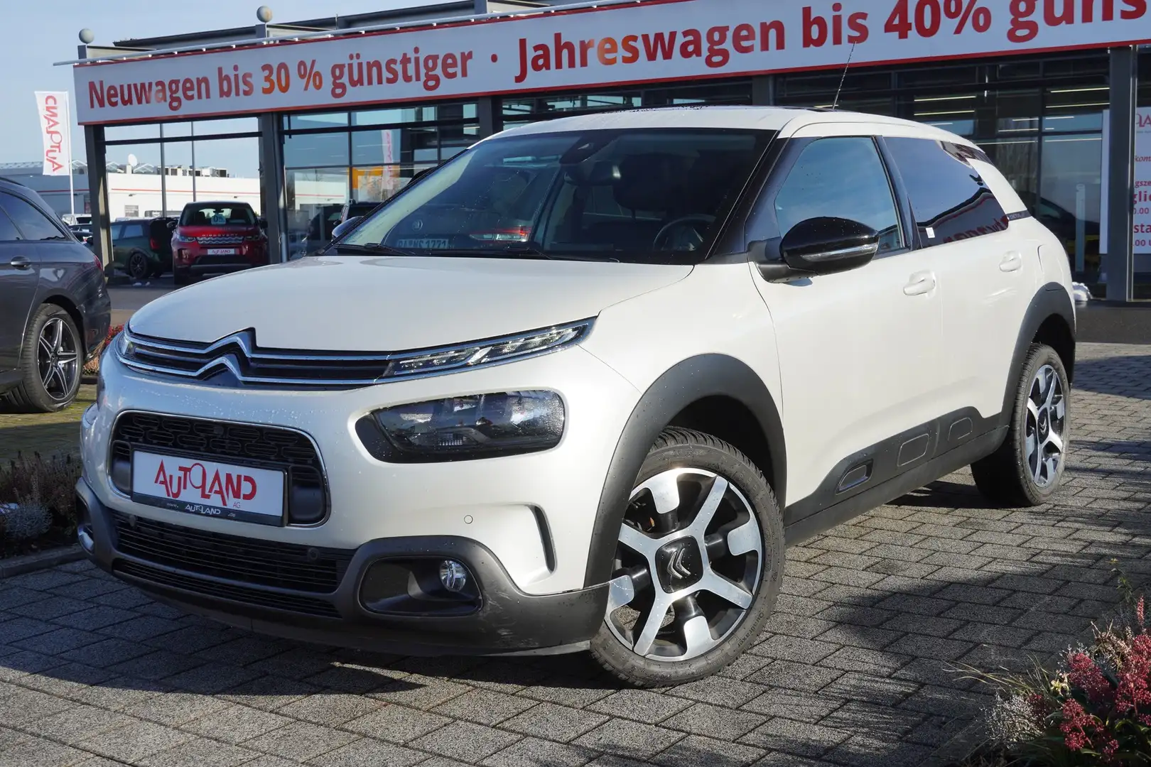 Citroen C4 Cactus 1.2 Shine Klimaaut. Navi SHZ Kamera Blanc - 1