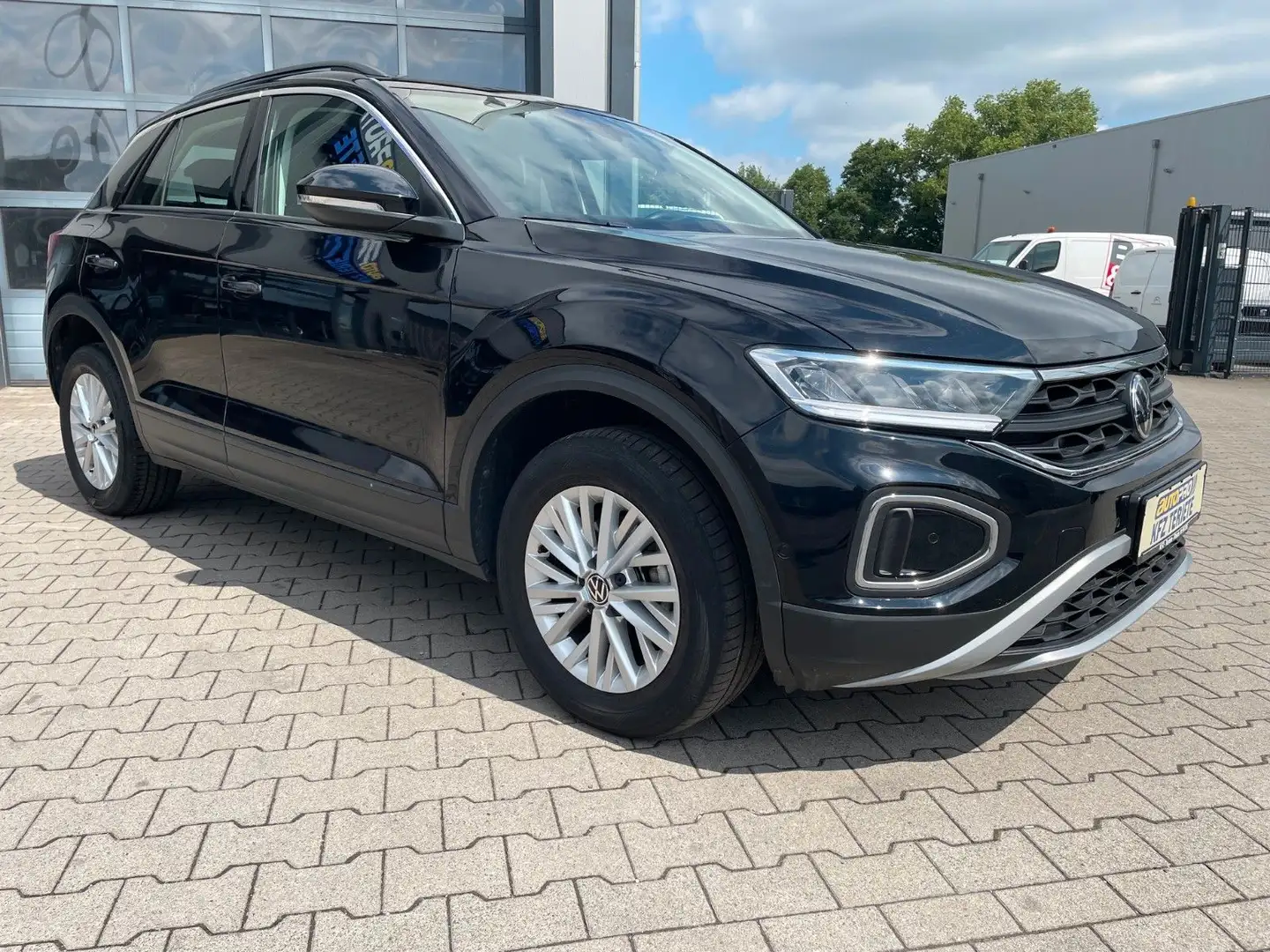 Volkswagen T-Roc Life DSG LED ACC Schwarz - 1