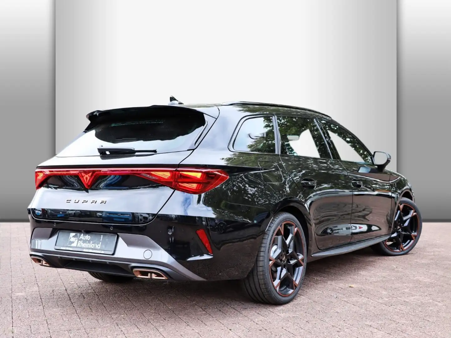 CUPRA Leon Sportstourer VZ 1.5 e-HYBRID 272PS AHK MATRIX Schwarz - 2