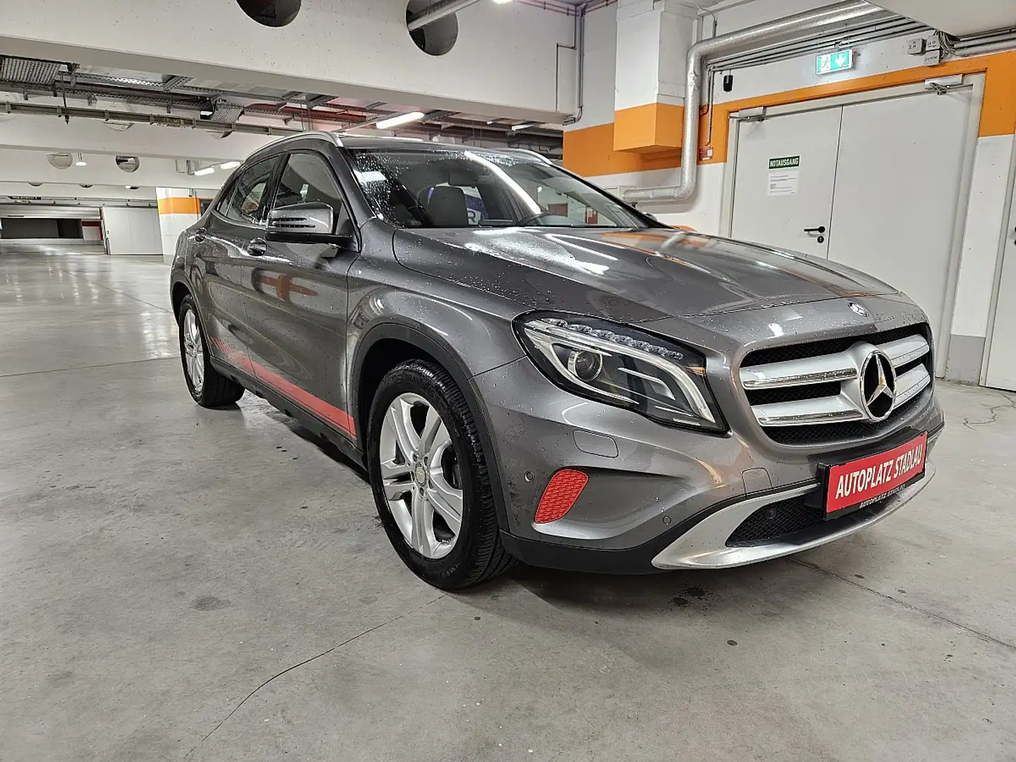 Mercedes-Benz GLA 200 Edition Lifestyle Grau - 2