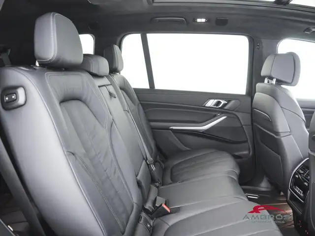 BMW X7 view 11